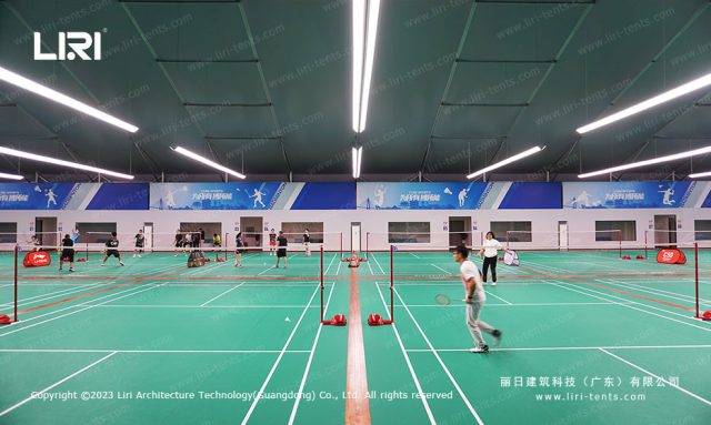室內(nèi)羽毛球館篷房比賽圖