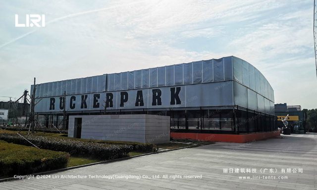 籃球場電動伸縮頂棚背面圖